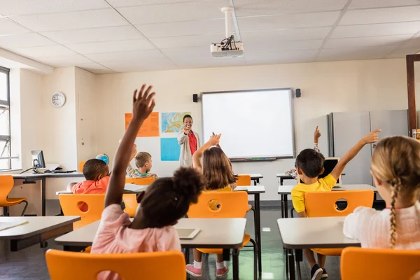 Profesora dando lecciones a sus estudiantes —  Fotos de Stock