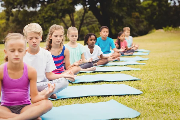 Çocuk yoga yaparken grup — Stok fotoğraf