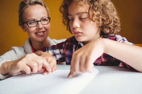 Niño usando braille para leer — Foto de Stock