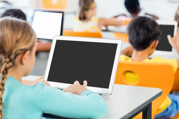 Вид спереду учнів, які працюють в класі з ноутбуком — стокове фото