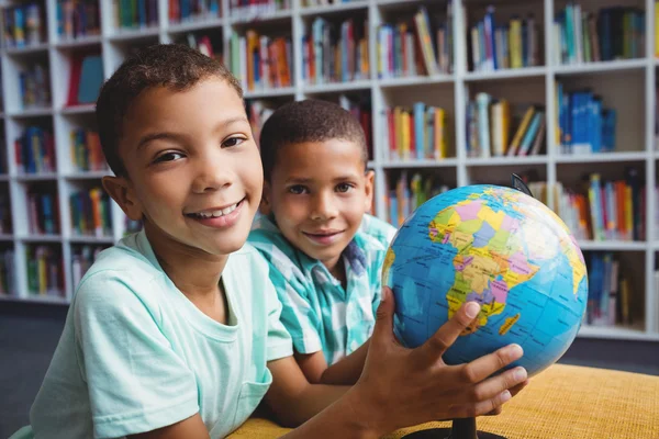 Boys studying the globe — Stock Photo, Image