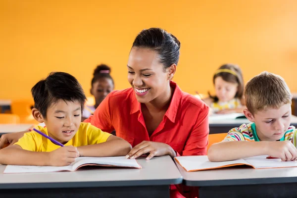 老师给她的学生们课 — 图库照片