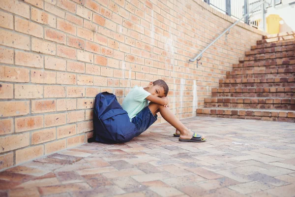 Muchacho triste con la cabeza de rodillas — Foto de Stock