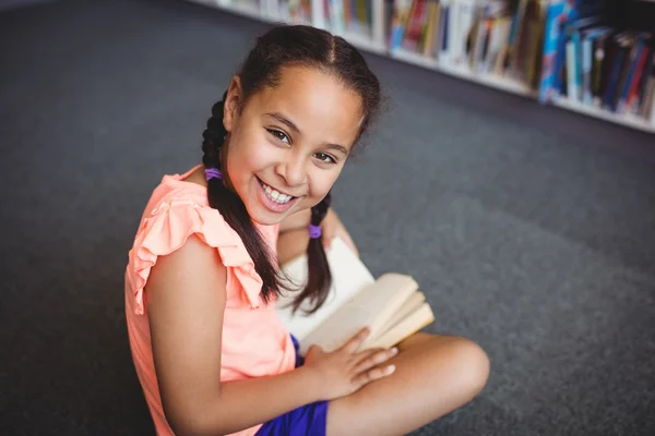 Menina lendo um livro — Fotografia de Stock