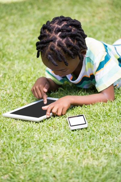 Ребенок играет с планшетным компьютером — стоковое фото
