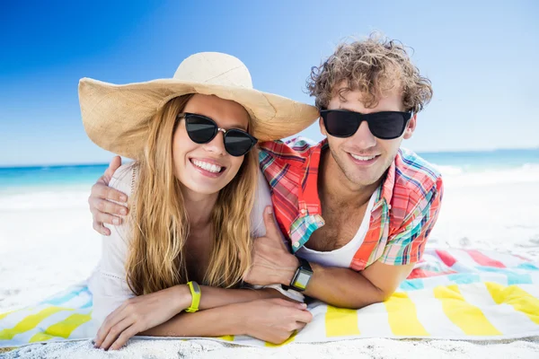 Porträtt av par poserar på stranden — Stockfoto