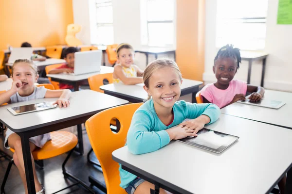 Alunos trabalhando com tablet e laptop em sala de aula — Fotografia de Stock