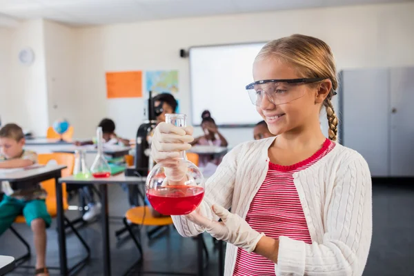 Een schattig leerling poseren met bekerglas — Stockfoto