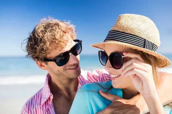 Felice coppia in posa sulla spiaggia — Foto Stock