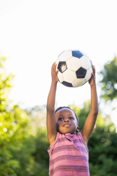 Oğlan bir futbol topu yakalıyor — Stok fotoğraf