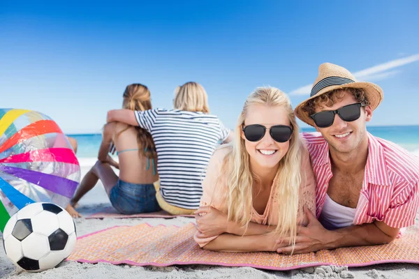 Freunde liegen am Strand — Stockfoto