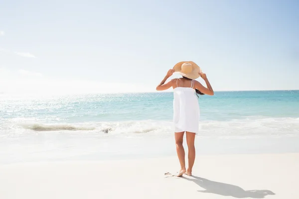 Portret van een lachende vrouw op het strand — Stockfoto