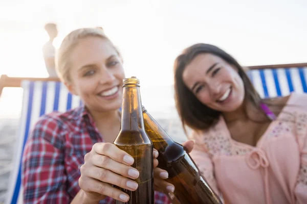 Lachende vrienden juichen met bier — Stockfoto