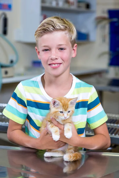 Retrato de menino trazendo um gatinho — Fotografia de Stock