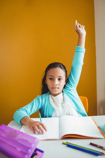 Una ragazza seria che alza la mano — Foto Stock