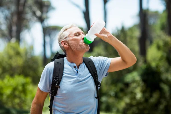 Uomo che beve con la fiaschetta — Foto Stock