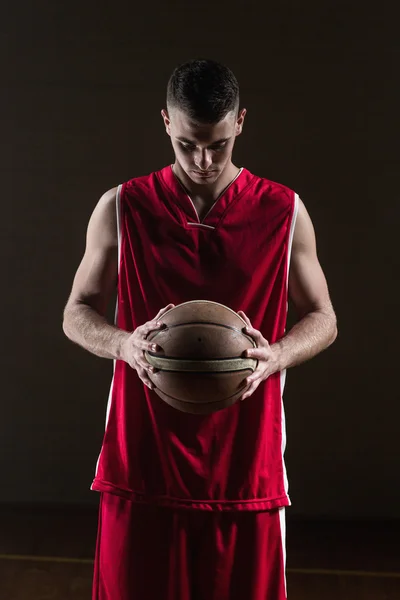Портрет баскетболиста, держащего мяч — стоковое фото