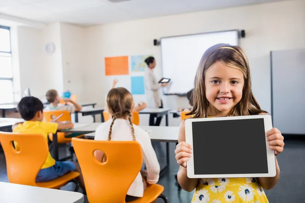 Kind poseren met een tablet — Stockfoto