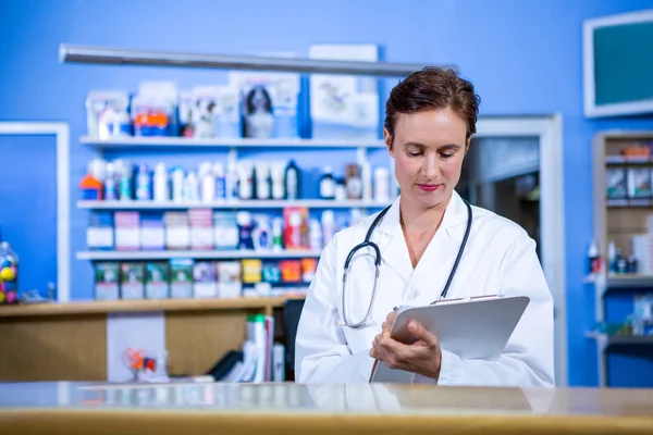 Una mujer veterinaria tomando notas — Foto de Stock