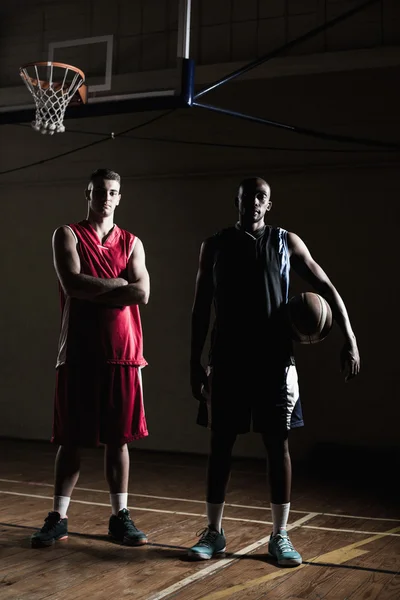 Basketspelare ser kameran och poserar — Stockfoto
