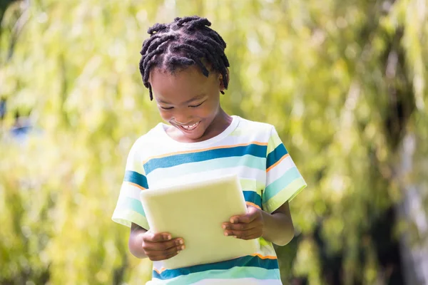 Ett barn leker med en tablet PC — Stockfoto