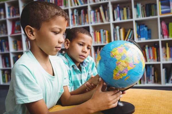 Boys studying the globe — Stock Photo, Image