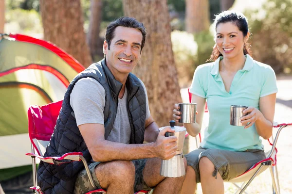 Couple assis et prenant un verre — Photo