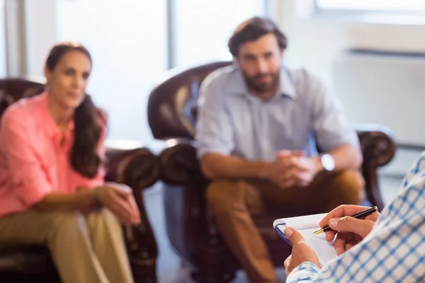 Psychologue aider un couple avec des difficultés relationnelles — Photo