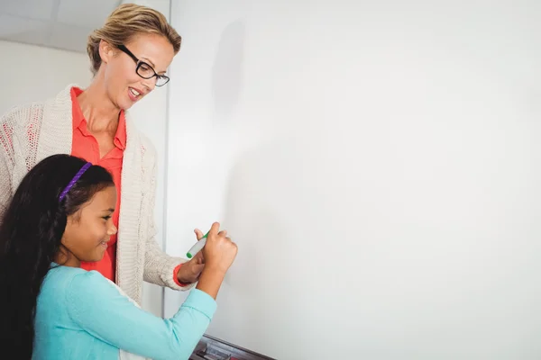 Öğretmen ve öğrenci beyaz tahta üzerinde yazma — Stok fotoğraf