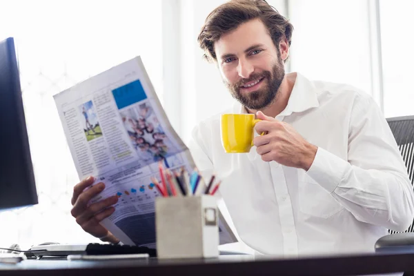 Geschäftsmann trinkt Kaffee und liest Zeitung — Stockfoto