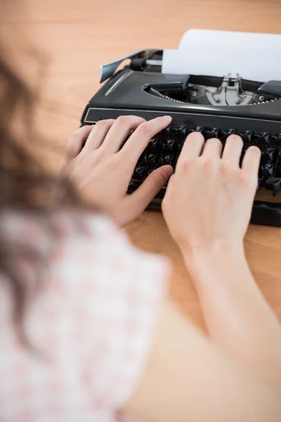 Hipster kobieta przy użyciu maszyny do pisania — Zdjęcie stockowe