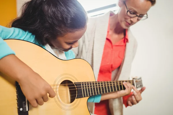 学习如何弹吉他的女孩 — 图库照片