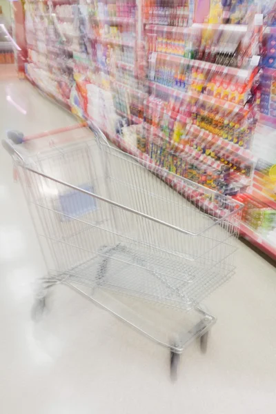 Focus op een eenzame trolley — Stockfoto