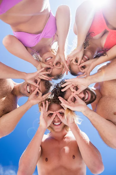 Ritratto di amici in posa sulla spiaggia — Foto Stock