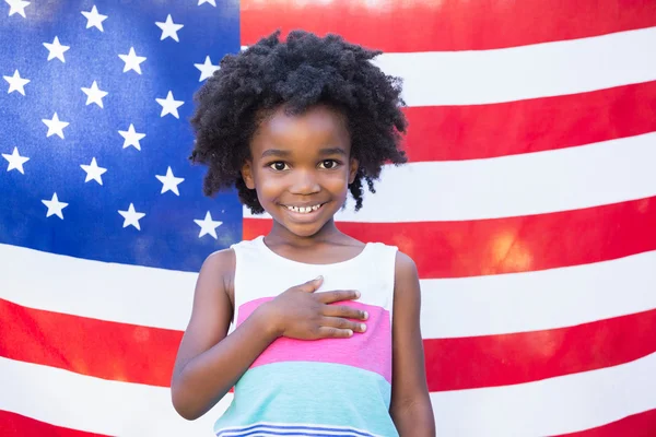 Una niña está tocando su corazón — Foto de Stock