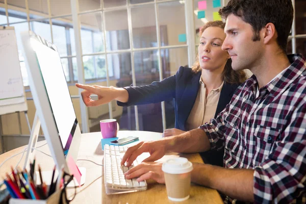 Collega's met behulp van een computer — Stockfoto