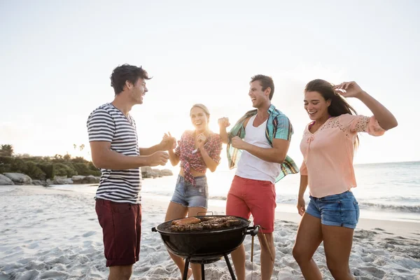 Amigos fazendo um churrasco — Fotografia de Stock