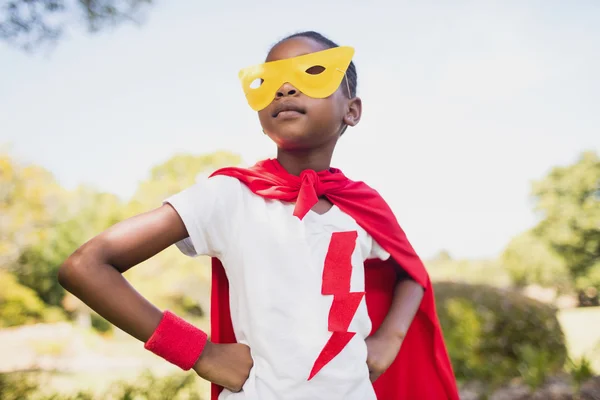 Retrato de menina bonito fingindo ser um super-herói — Fotografia de Stock