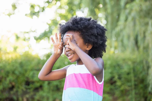 Una niña poniendo sus manos como gafas — Foto de Stock