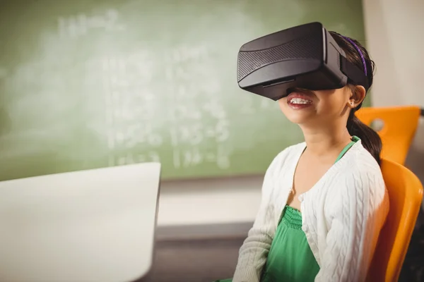 Menina sentada usando óculos de realidade virtual — Fotografia de Stock