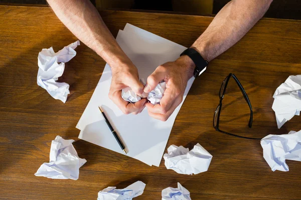 Portrait de mains dessinant sur une feuille de papier — Photo