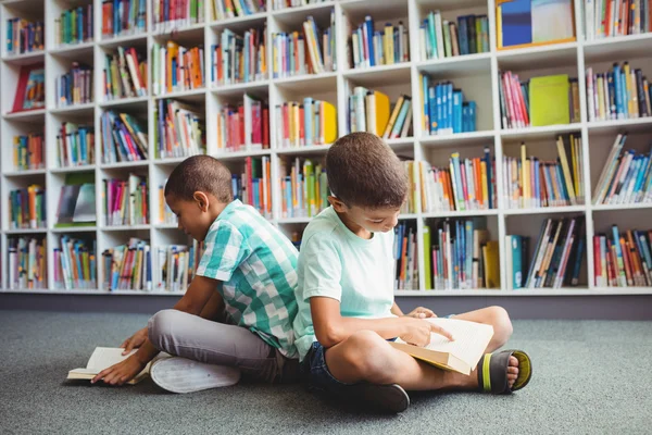 Meninos lendo livros — Fotografia de Stock