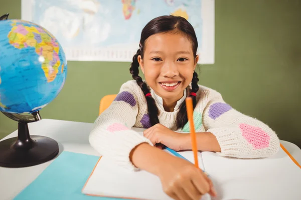 Chica escribiendo en su cuaderno — Foto de Stock