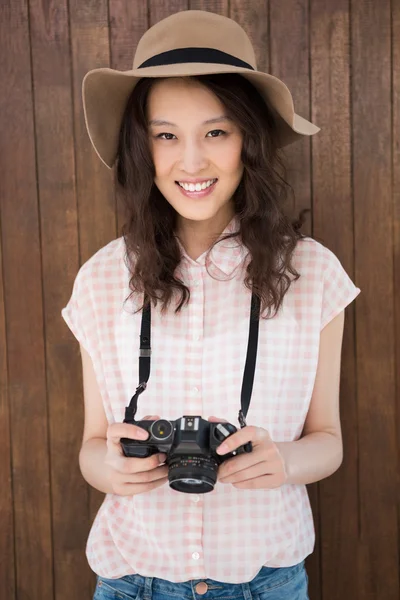 Hipster-Frau posiert mit ihrer Kamera — Stockfoto