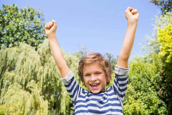 Porträt eines glücklichen Jungen, der die Arme hebt — Stockfoto