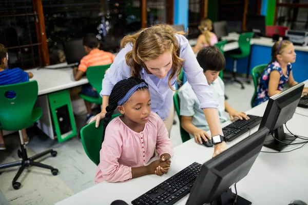Lärare ger lektion till hennes studenter med teknik — Stockfoto