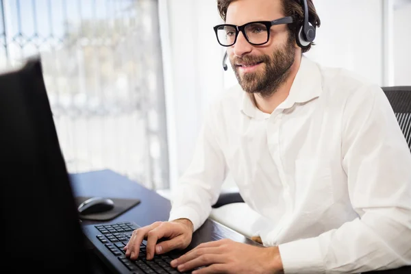 Geschäftsmann mit Brille, der lächelt und arbeitet — Stockfoto