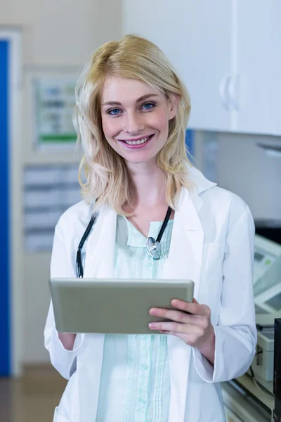 Retrato de mulher veterinária sorrindo e segurando um tablet — Fotografia de Stock