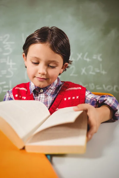 Ein kleiner Junge liest ein Buch — Stockfoto