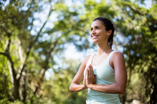 Mujer sonriendo y haciendo yoga — Foto de Stock